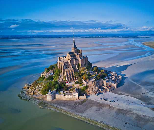 Vue aérienne du Mont Saint-Michel et de sa baie