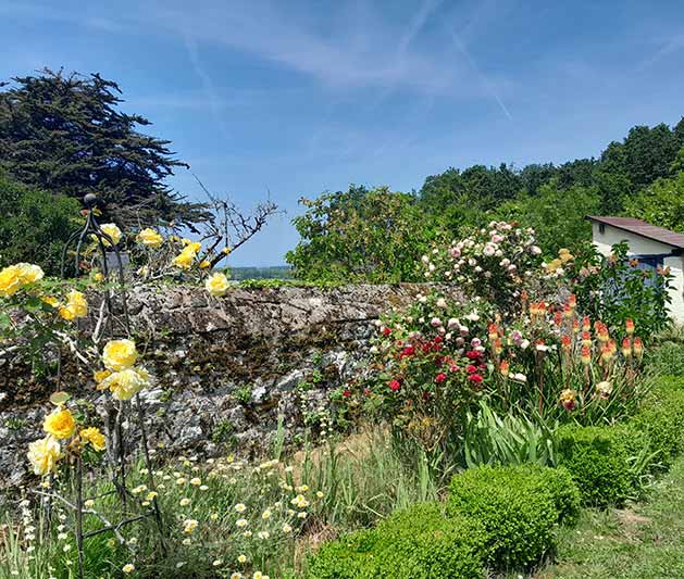Gîte niché dans un jardin fleuri